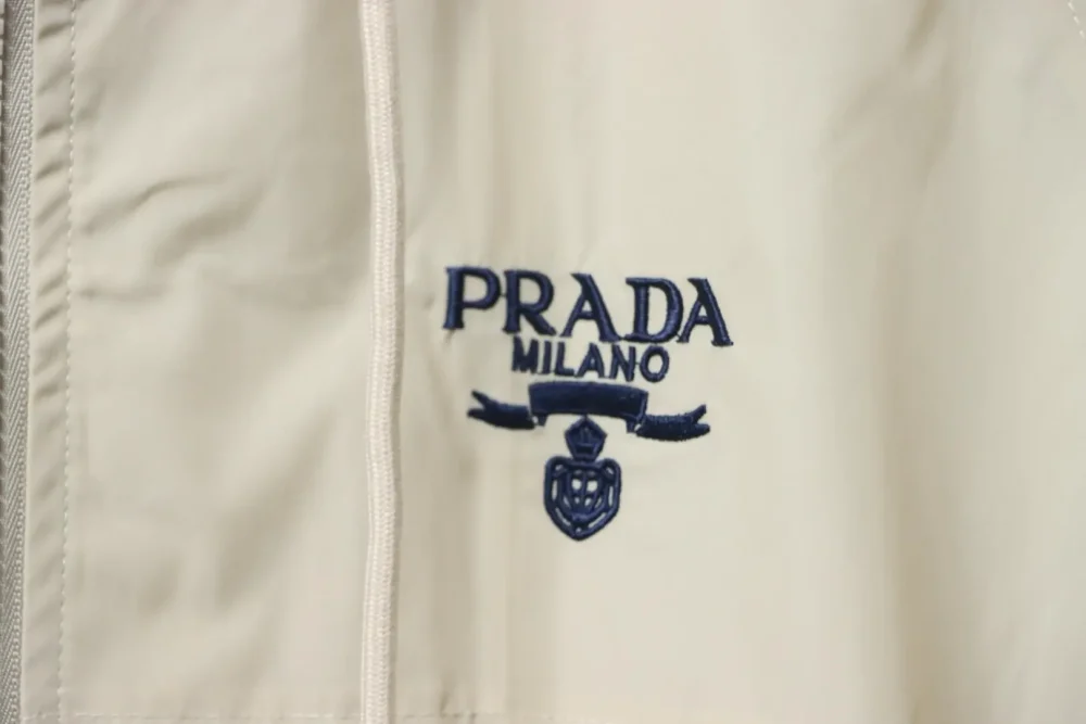 Jacke mit Reißverschluss und kleinem gesticktem Logo – Bild 17