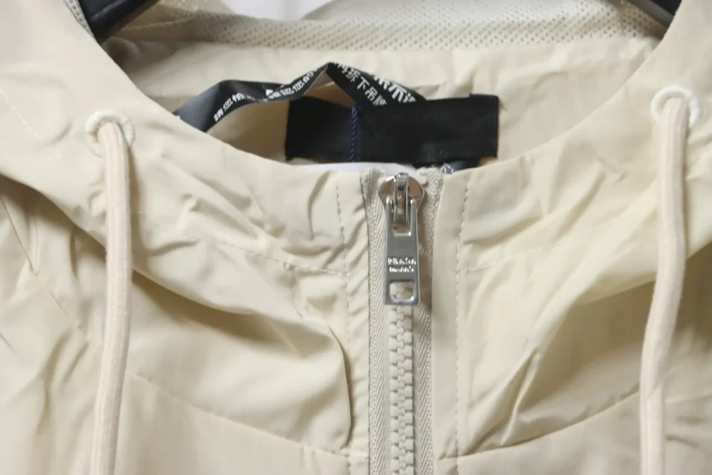 Jacke mit Reißverschluss und kleinem gesticktem Logo – Bild 15