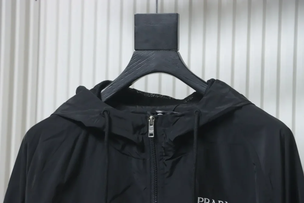 Jacke mit Reißverschluss und kleinem gesticktem Logo – Bild 3