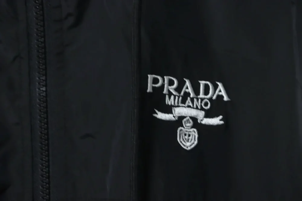 Jacke mit Reißverschluss und kleinem gesticktem Logo – Bild 5