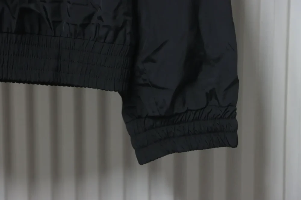 Jacke mit Reißverschluss und kleinem gesticktem Logo – Bild 6