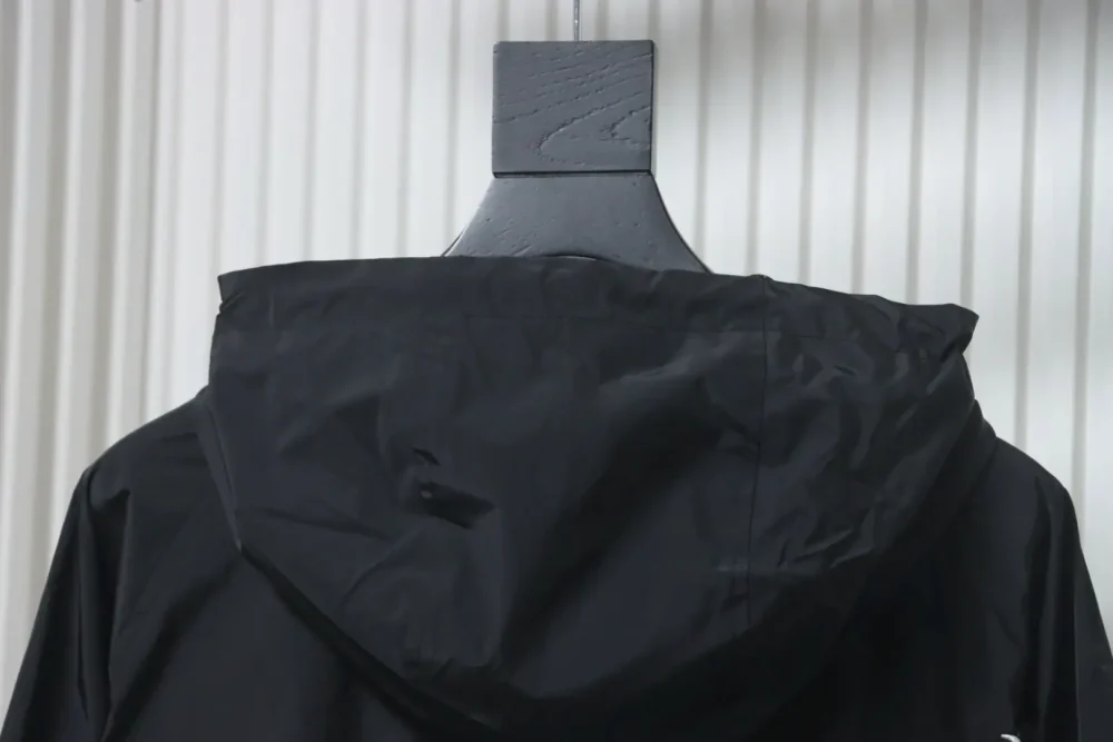 Jacke mit Reißverschluss und kleinem gesticktem Logo – Bild 4