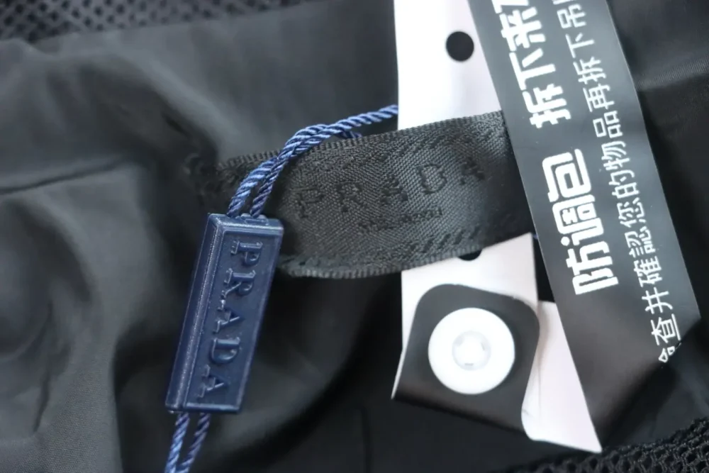 Jacke mit Reißverschluss und kleinem gesticktem Logo – Bild 8