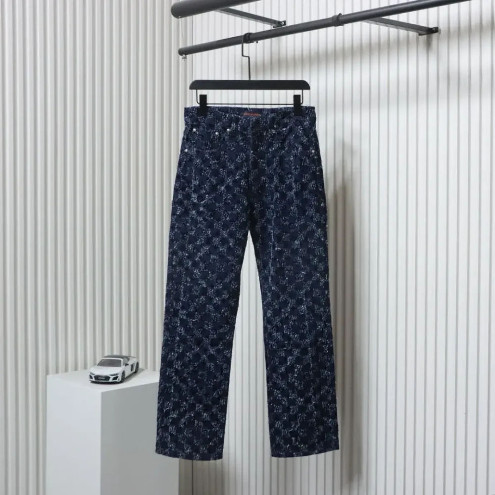 Jeanshose mit beflockten Fransen und Allover-Häkellogo-Print