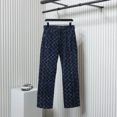 Jeanshose mit beflockten Fransen und Allover-Häkellogo-Print