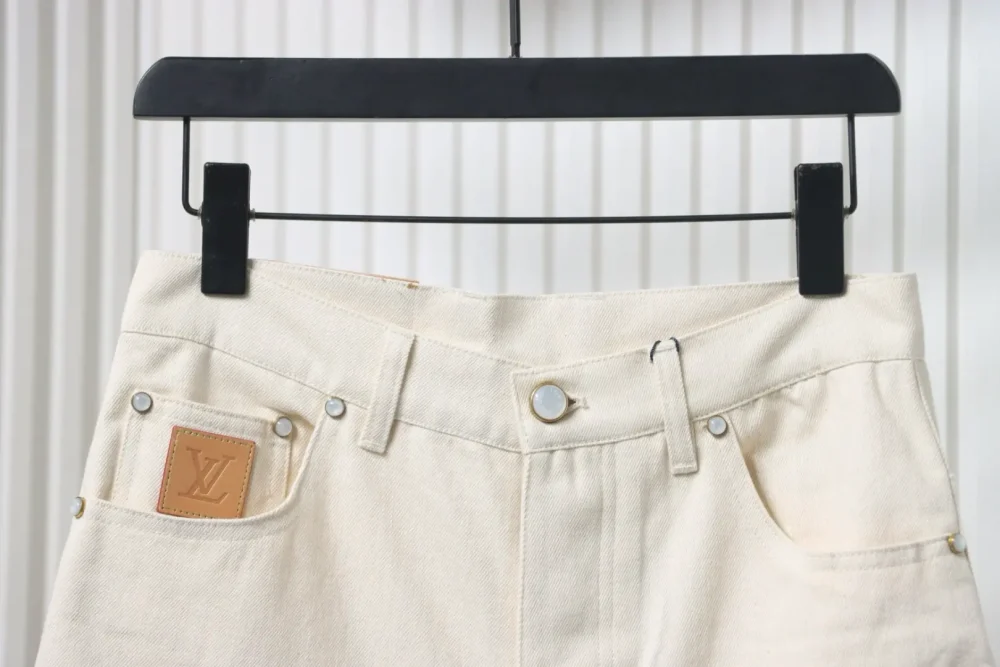 Jeansshorts mit Lederetikett auf der Tasche – Bild 3