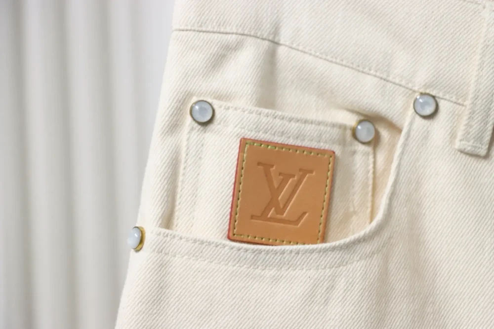 Jeansshorts mit Lederetikett auf der Tasche – Bild 6