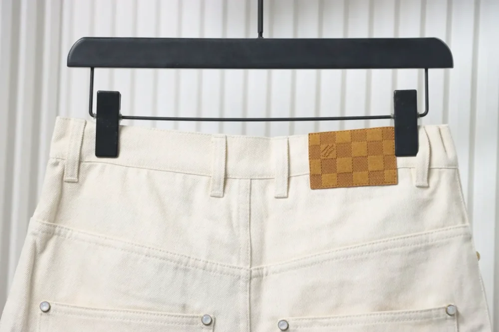 Jeansshorts mit Lederetikett auf der Tasche – Bild 5