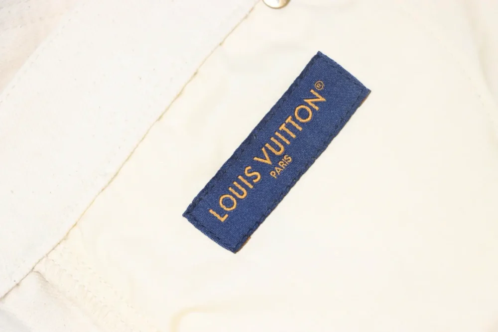 Jeansshorts mit Lederetikett auf der Tasche – Bild 12