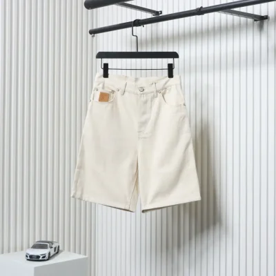 Jeansshorts mit Lederetikett auf der Tasche