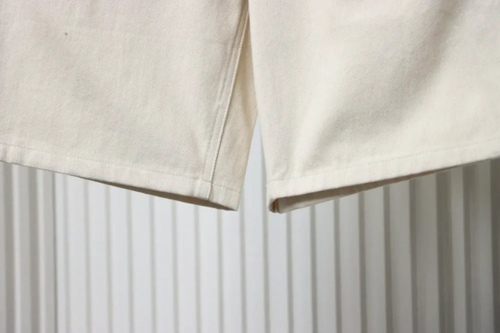 Jeansshorts mit Lederetikett auf der Tasche – Bild 7