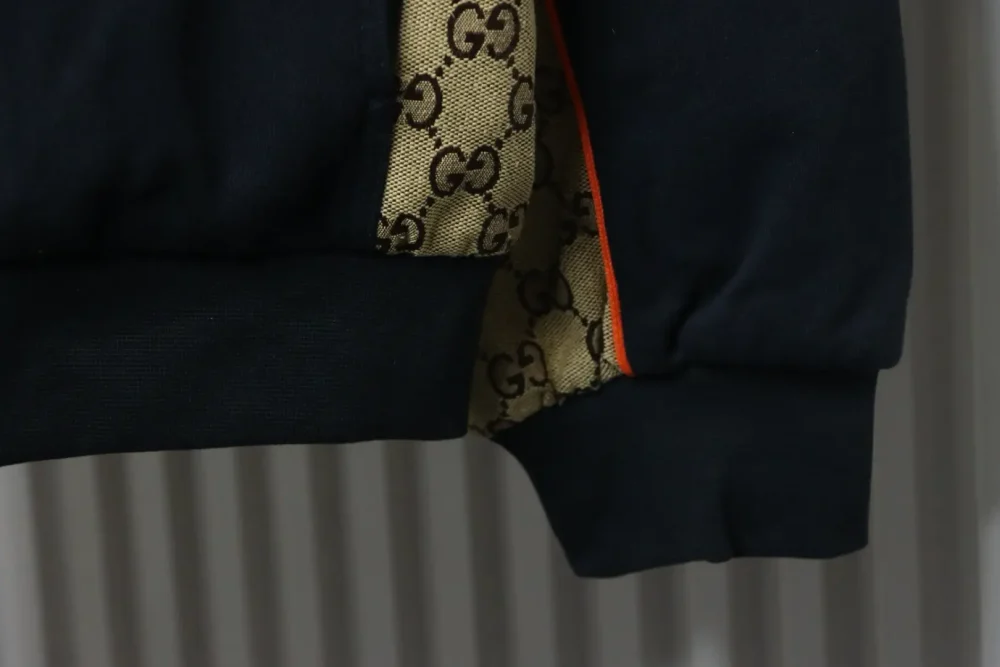 Kapuzenjacke mit Reißverschluss und Monogramm-Patchwork – Bild 5