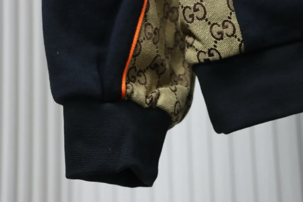 Kapuzenjacke mit Reißverschluss und Monogramm-Patchwork – Bild 6