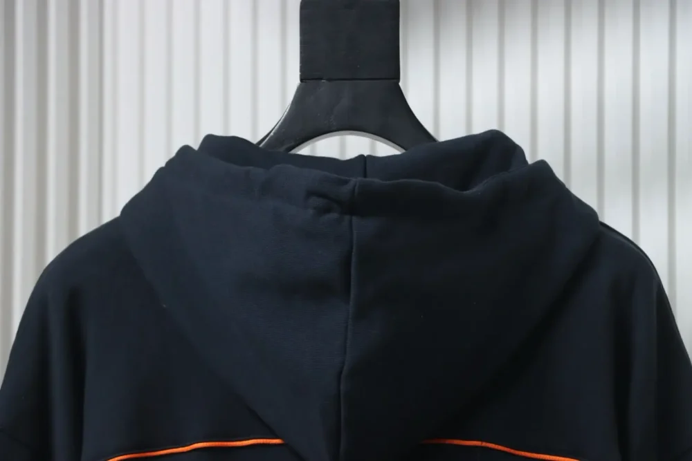 Kapuzenjacke mit Reißverschluss und Monogramm-Patchwork – Bild 4