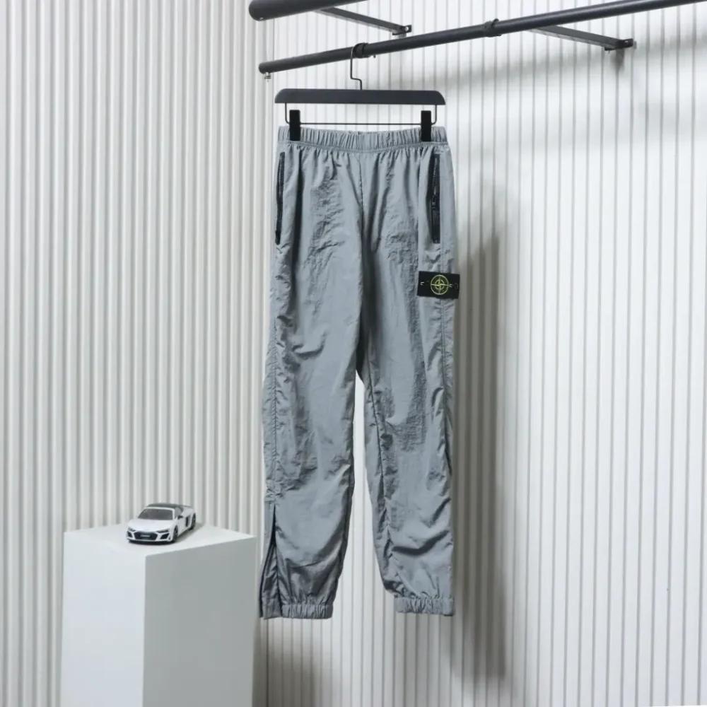 Klassische, einfarbige Hose aus technischem Metallic-Nylon