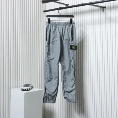 Klassische, einfarbige Hose aus technischem Metallic-Nylon