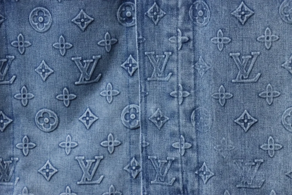 Kurzärmeliges Jeanshemd mit alter Blumenprägung – Bild 7