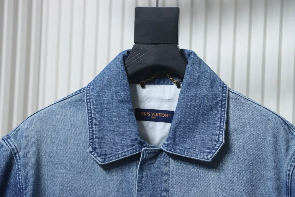 Kurzärmeliges Jeanshemd mit alter Blumenprägung – Bild 3