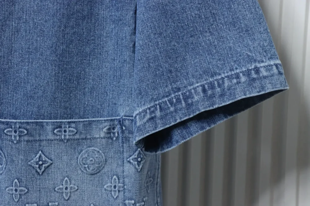 Kurzärmeliges Jeanshemd mit alter Blumenprägung – Bild 6