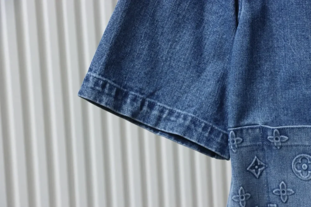 Kurzärmeliges Jeanshemd mit alter Blumenprägung – Bild 5