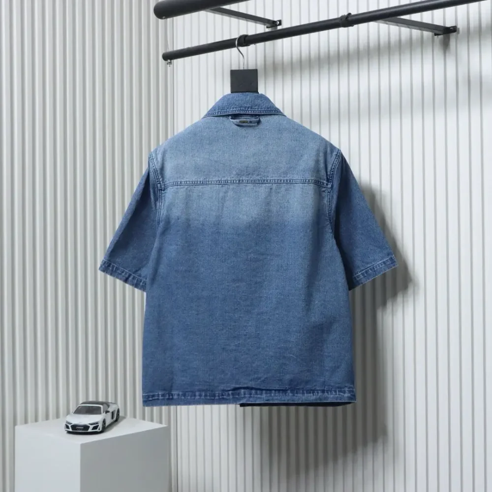 Kurzärmeliges Jeanshemd mit alter Blumenprägung – Bild 2