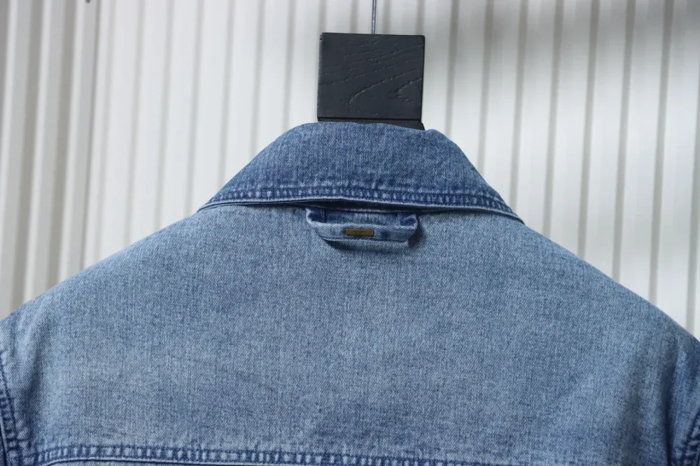 Kurzärmeliges Jeanshemd mit alter Blumenprägung – Bild 4