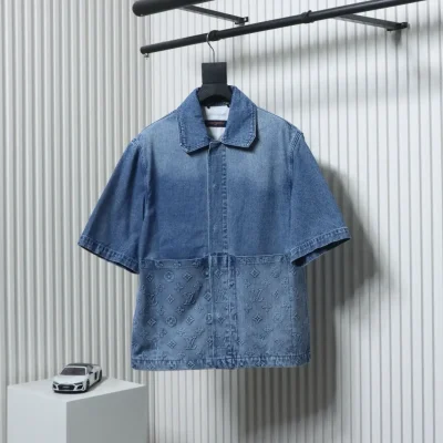 Kurzärmeliges Jeanshemd mit alter Blumenprägung