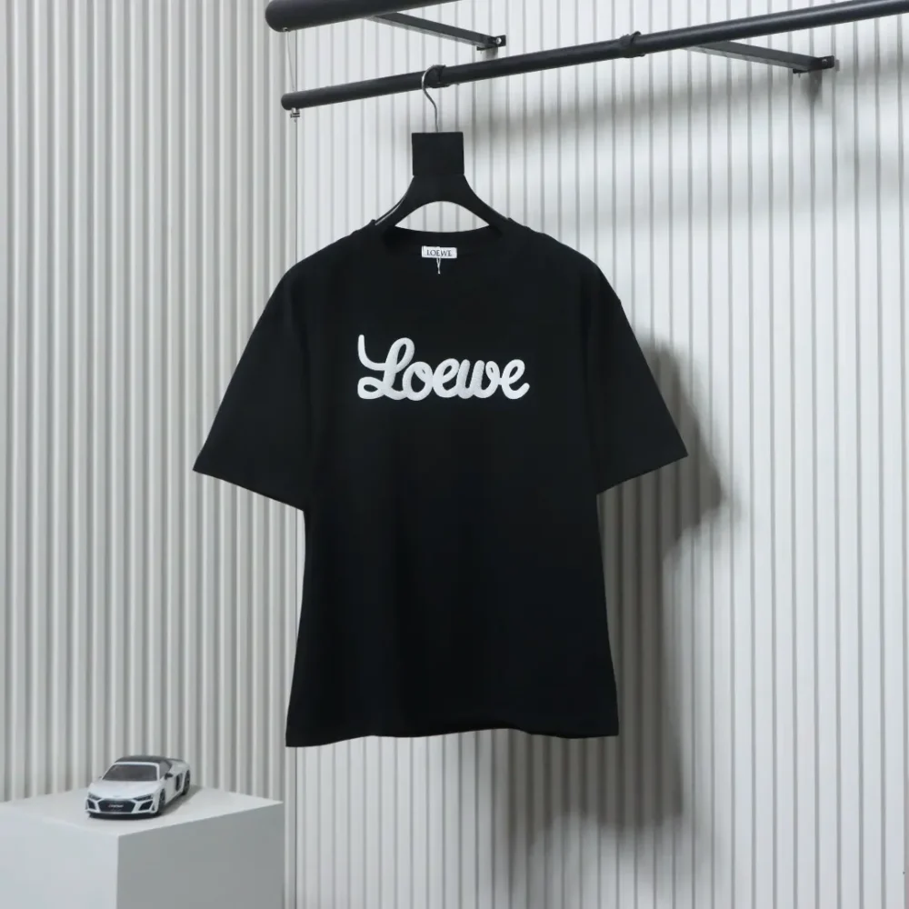 Kurzärmliges T-Shirt mit charakteristischem Schriftzug – Bild 10