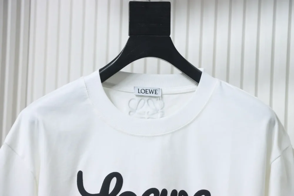 Kurzärmliges T-Shirt mit charakteristischem Schriftzug – Bild 3