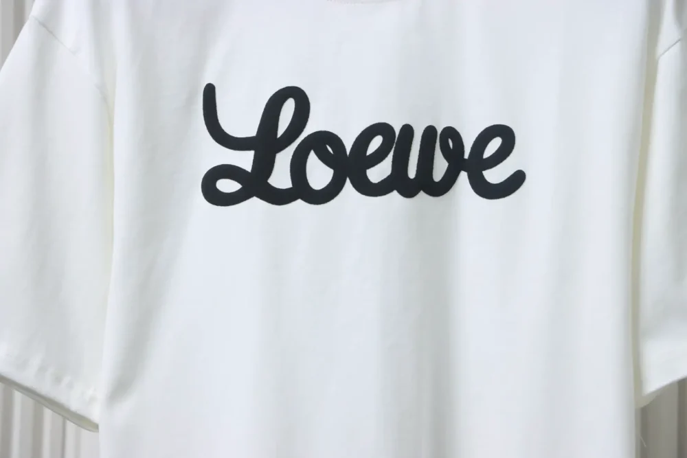 Kurzärmliges T-Shirt mit charakteristischem Schriftzug – Bild 5