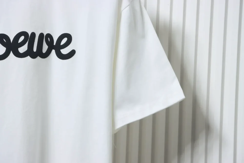 Kurzärmliges T-Shirt mit charakteristischem Schriftzug – Bild 7