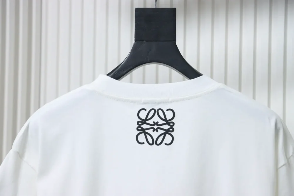 Kurzärmliges T-Shirt mit charakteristischem Schriftzug – Bild 4