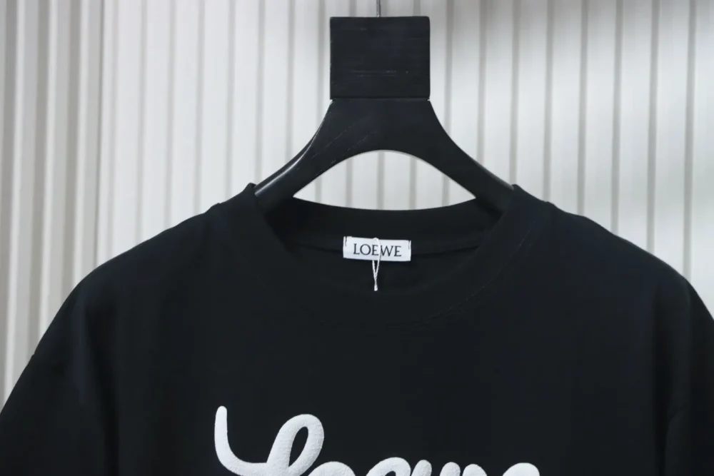 Kurzärmliges T-Shirt mit charakteristischem Schriftzug – Bild 12