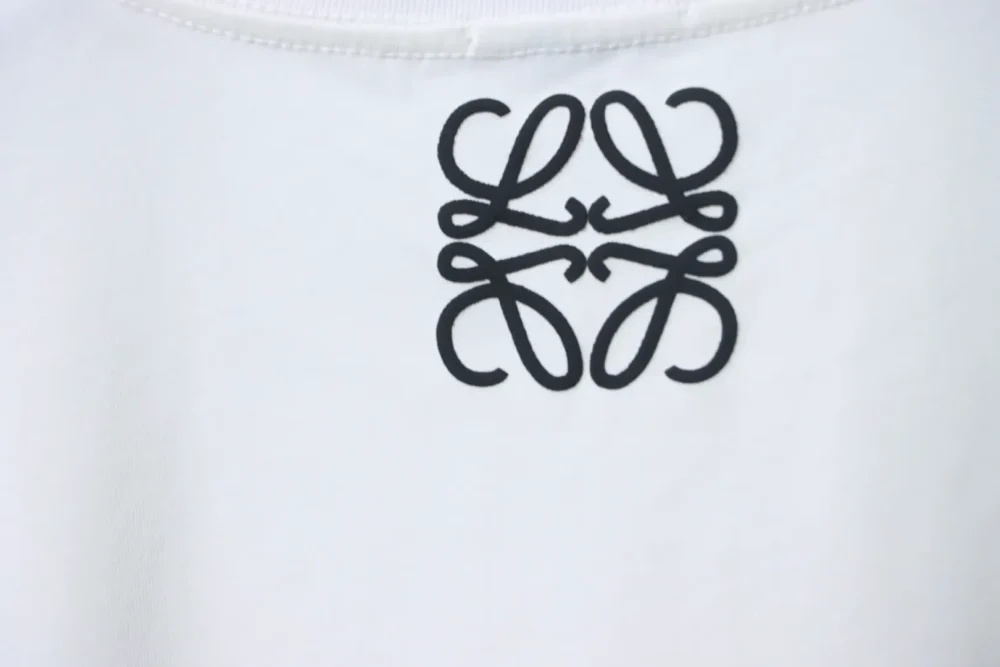 Kurzärmliges T-Shirt mit charakteristischem Schriftzug – Bild 6