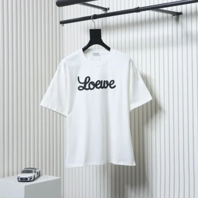 Kurzärmliges T-Shirt mit charakteristischem Schriftzug