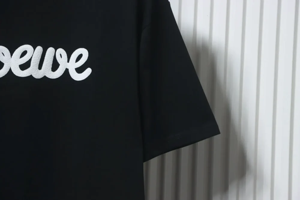 Kurzärmliges T-Shirt mit charakteristischem Schriftzug – Bild 14