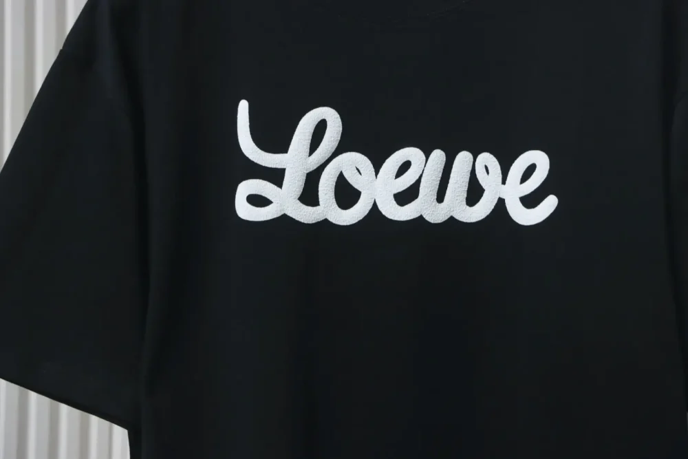 Kurzärmliges T-Shirt mit charakteristischem Schriftzug – Bild 15