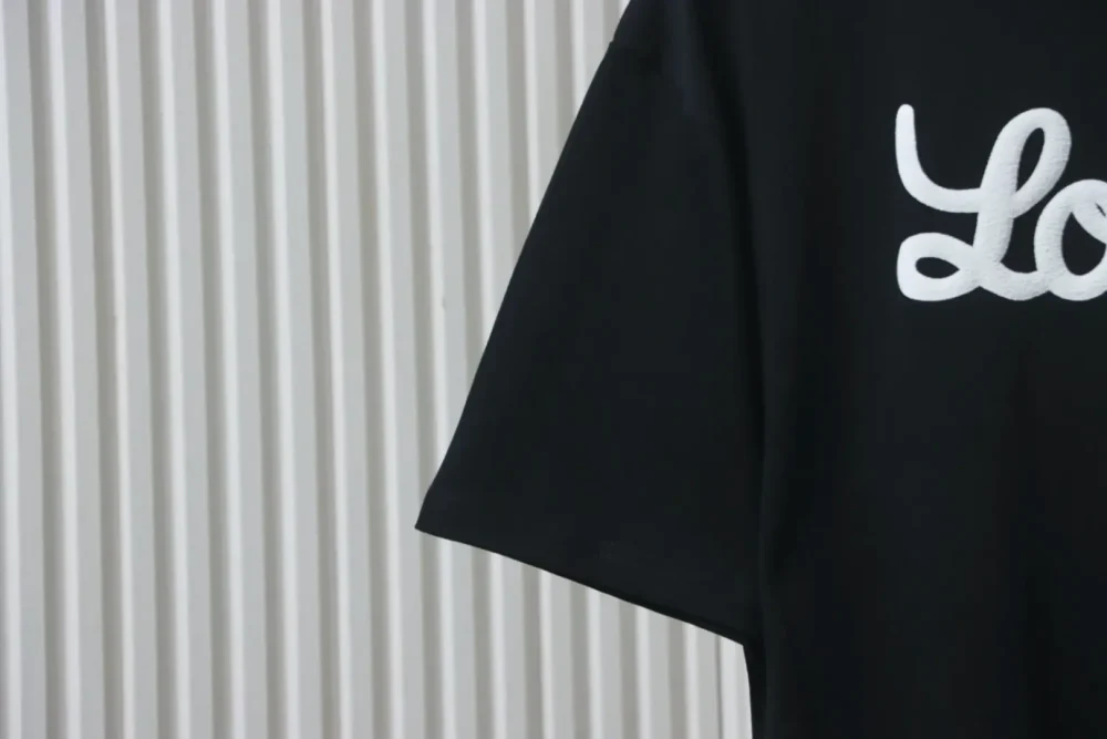 Kurzärmliges T-Shirt mit charakteristischem Schriftzug – Bild 18