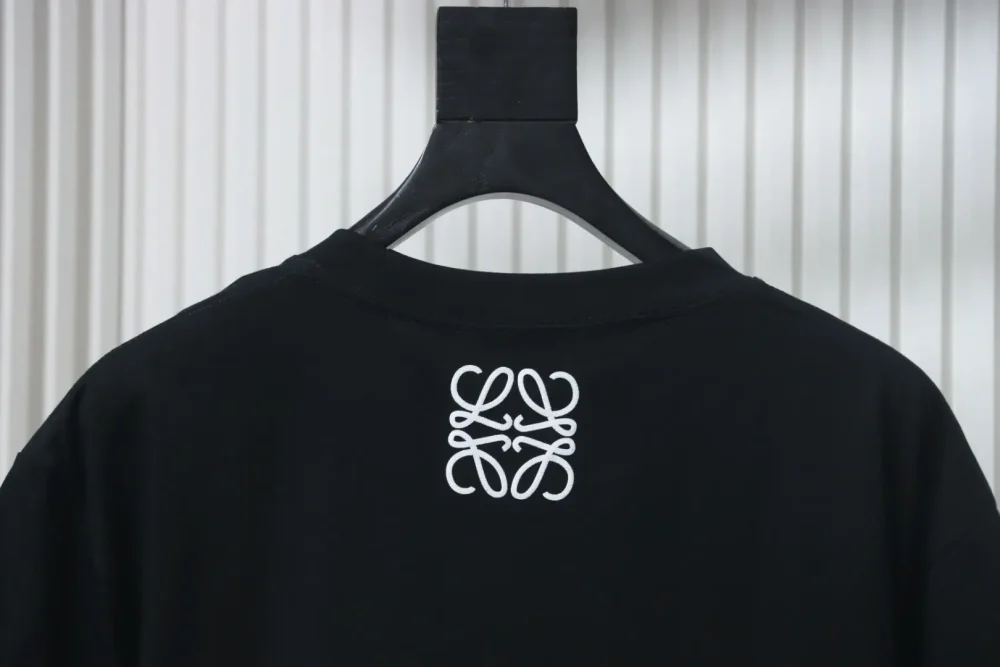 Kurzärmliges T-Shirt mit charakteristischem Schriftzug – Bild 13