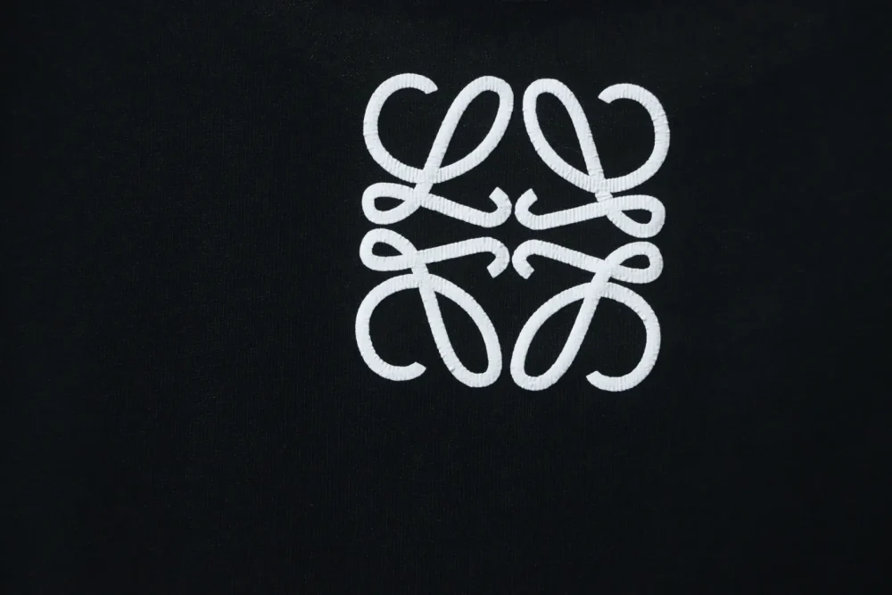 Kurzärmliges T-Shirt mit charakteristischem Schriftzug – Bild 16
