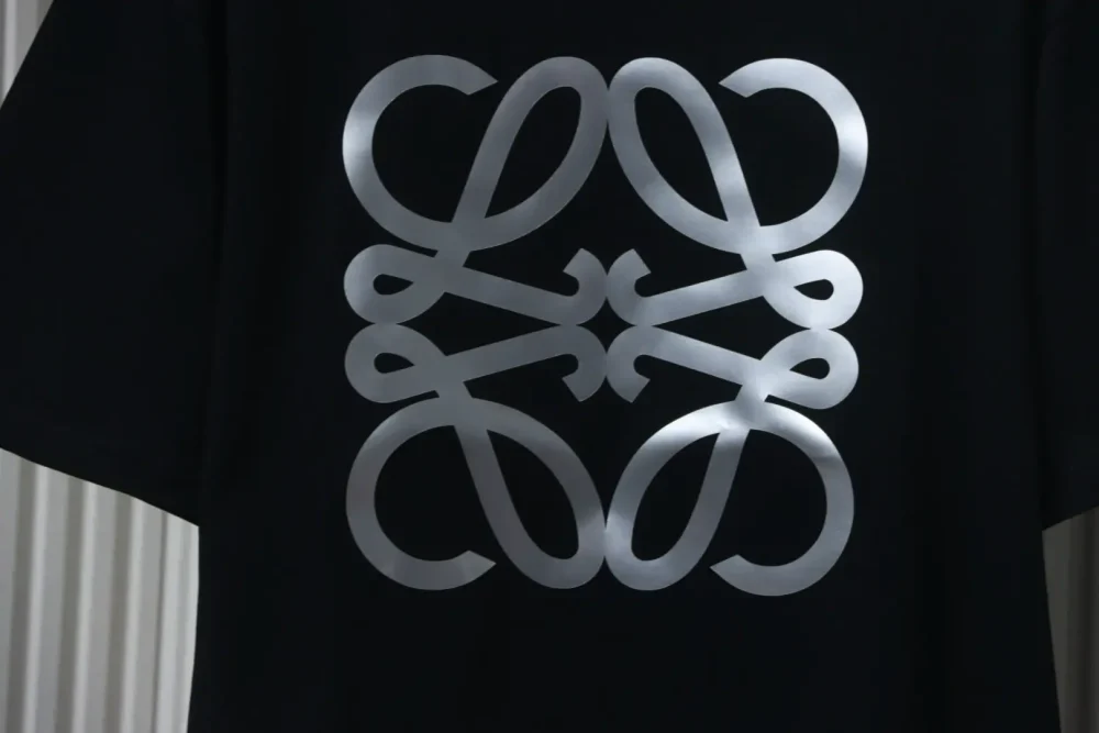 Kurzärmliges T-Shirt mit vierblättrigem Kleeblatt und silbernem Aufdruck – Bild 7