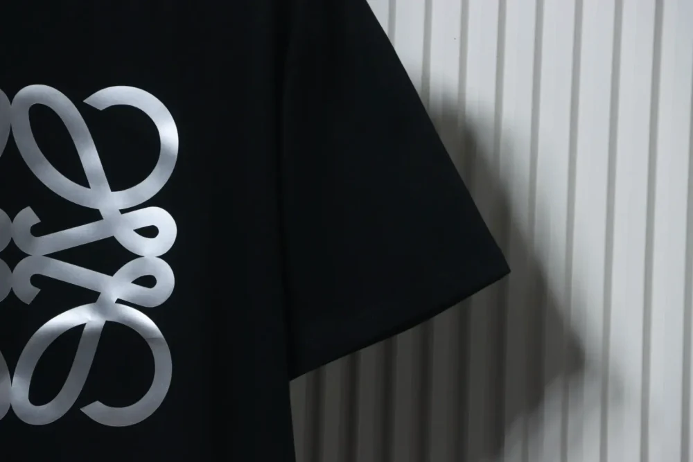 Kurzärmliges T-Shirt mit vierblättrigem Kleeblatt und silbernem Aufdruck – Bild 6