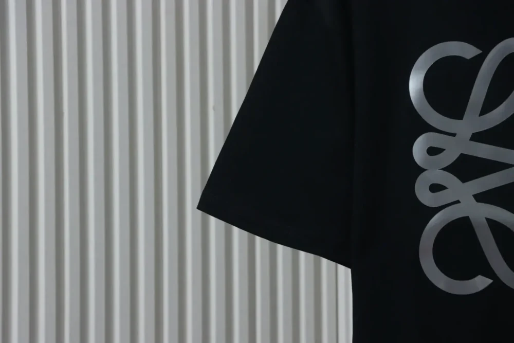 Kurzärmliges T-Shirt mit vierblättrigem Kleeblatt und silbernem Aufdruck – Bild 5