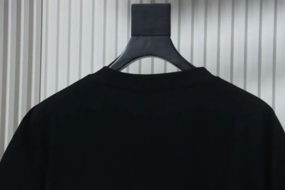 Kurzärmliges T-Shirt mit vierblättrigem Kleeblatt und silbernem Aufdruck – Bild 4