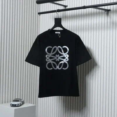 Kurzärmliges T-Shirt mit vierblättrigem Kleeblatt und silbernem Aufdruck