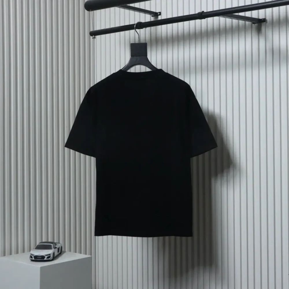Kurzärmliges T-Shirt mit vierblättrigem Kleeblatt und silbernem Aufdruck – Bild 2