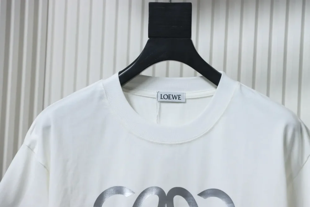 Kurzärmliges T-Shirt mit vierblättrigem Kleeblatt und silbernem Aufdruck – Bild 10