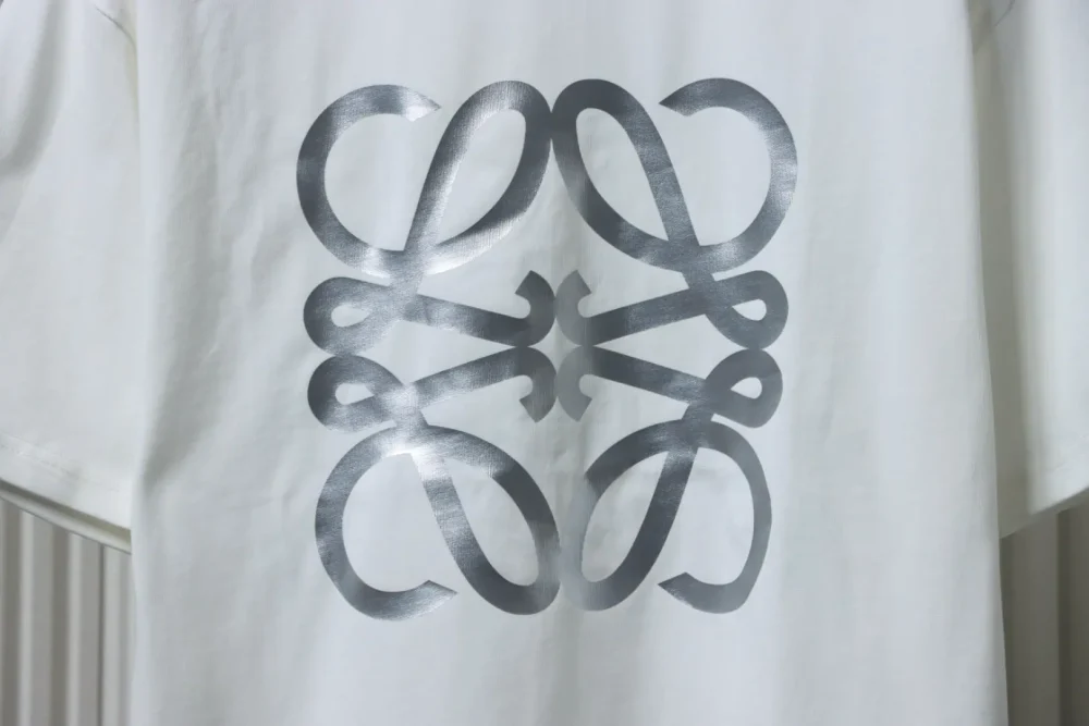 Kurzärmliges T-Shirt mit vierblättrigem Kleeblatt und silbernem Aufdruck – Bild 14