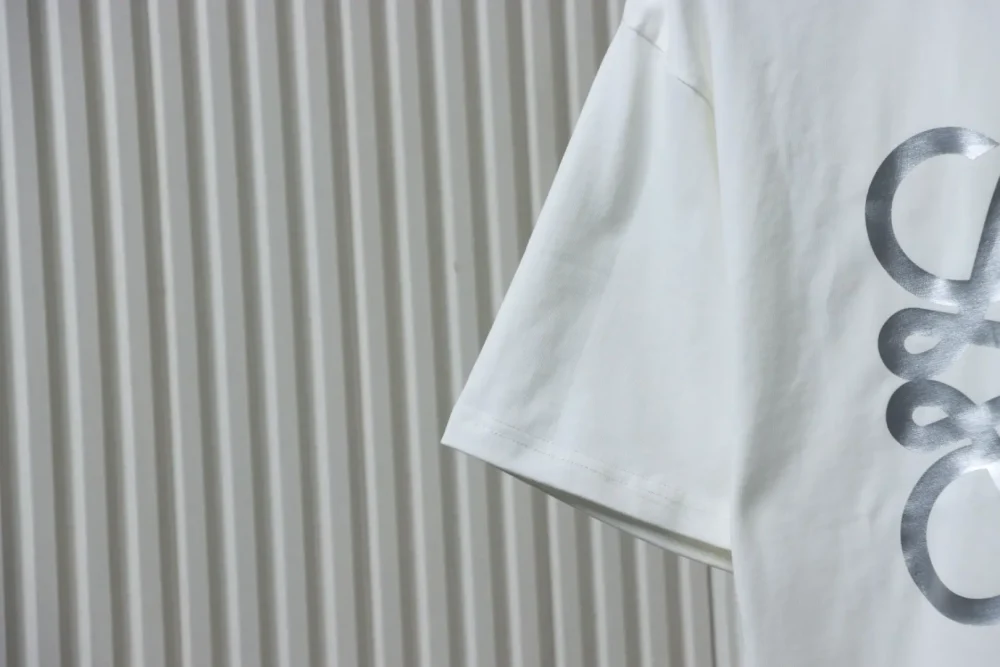 Kurzärmliges T-Shirt mit vierblättrigem Kleeblatt und silbernem Aufdruck – Bild 13