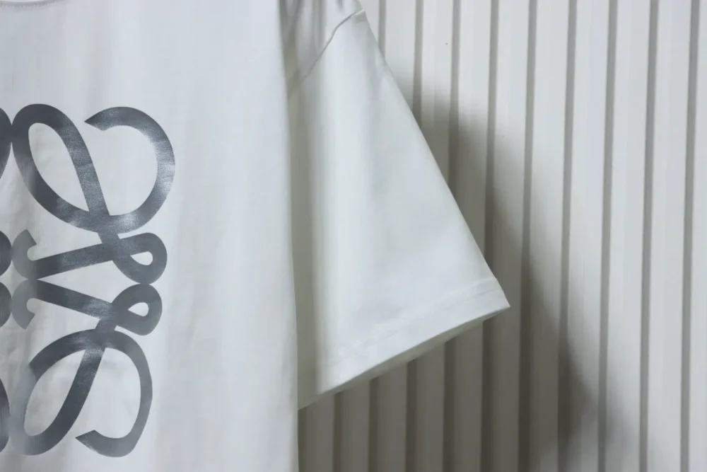 Kurzärmliges T-Shirt mit vierblättrigem Kleeblatt und silbernem Aufdruck – Bild 12